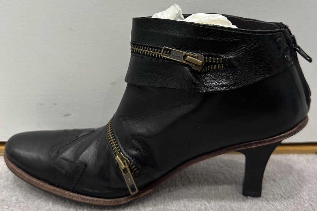 Marithé François Girbaud Black Leather Ankle Boots with Zip Detail - EU 39 UK 6