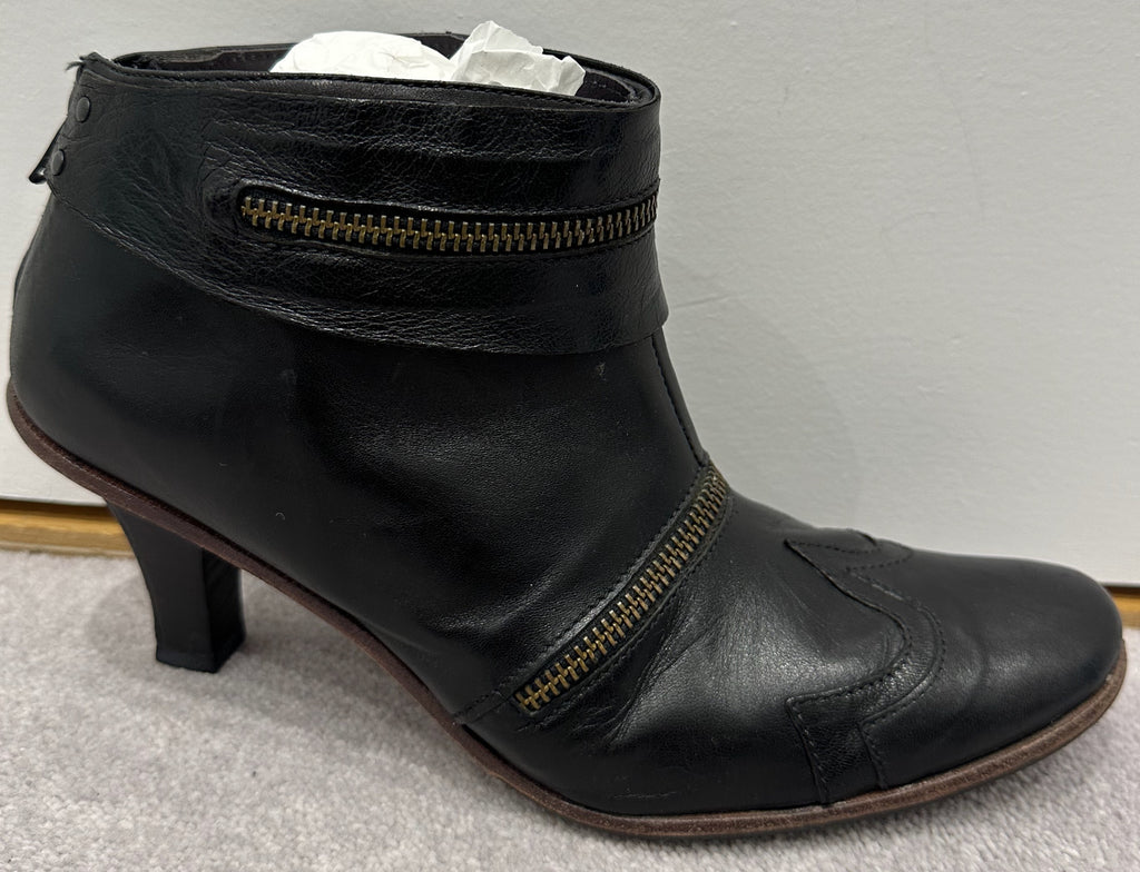 Marithé François Girbaud Black Leather Ankle Boots with Zip Detail - EU 39 UK 6