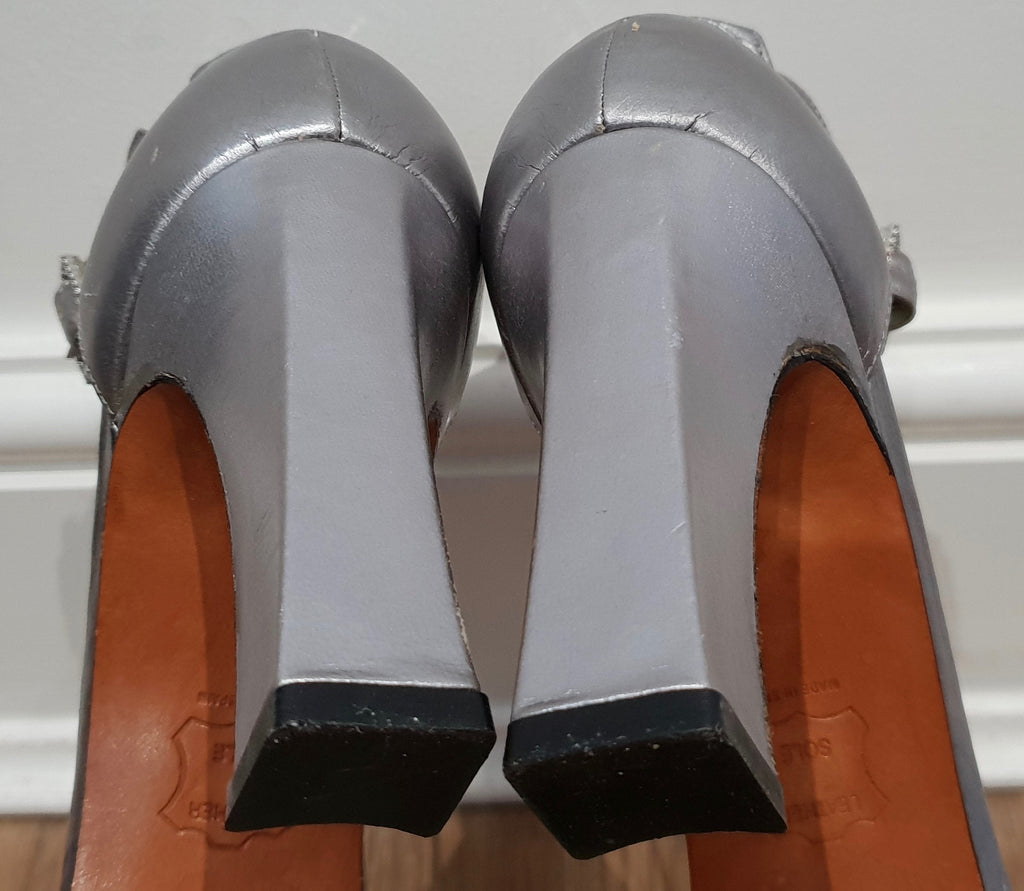 STUART WEITZMAN Matt Silver Leather Diamante Buckle Fasten Evening Sandals 8.5 6